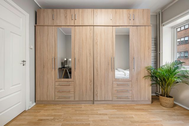 Een kast over de hele muur in eikenhout